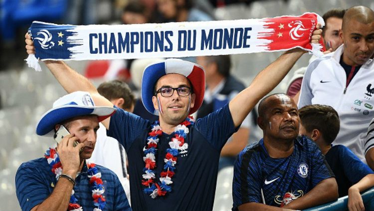 Suporter Prancis di laga melawan Jerman. Copyright: © Getty Images