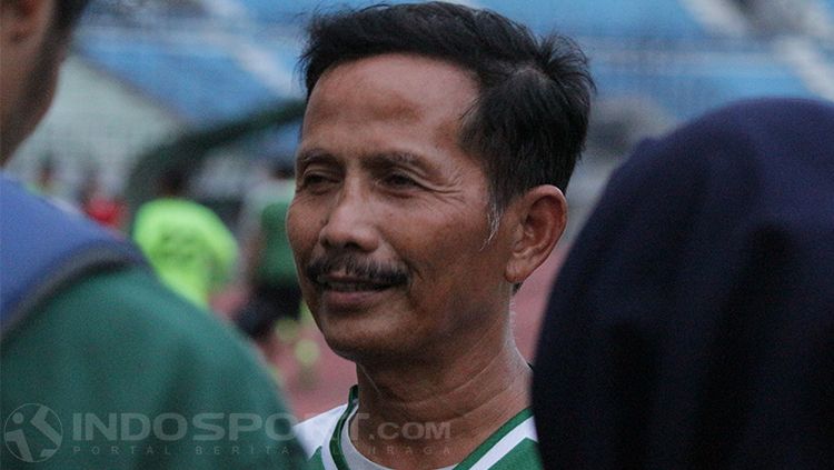 Djajang Nurdjaman saat ditemui awak media. Copyright: © INDOSPORT/Fitra Herdian