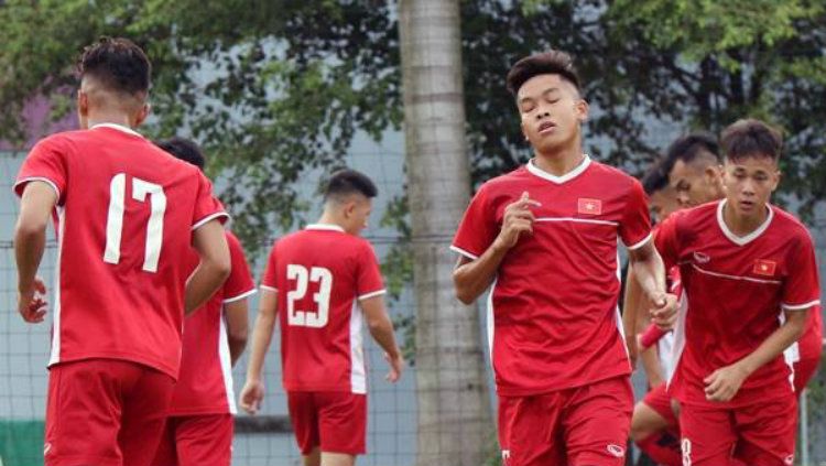 Pemain Vietnam U-19 berlatih di Bekasi jelang Piala AFC U-19 2018. Copyright: © bongda