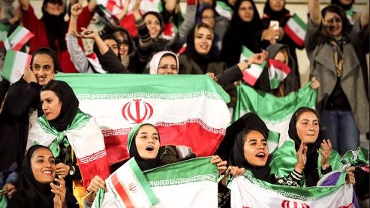 Para wanita penggemar sepak bola di Iran dilarang menonton pertandingan di stadion. Copyright: © Bleacher Report