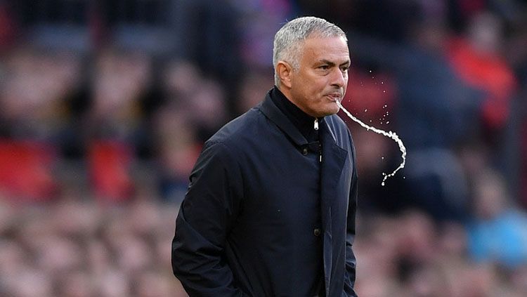 Jose Mourinho, pelatih Man United saat meludah. Copyright: © Getty Images