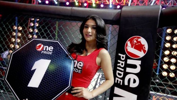Sentuh Bagian Vital Ring Girl Petarung MMA Ini Minta Maaf Sentuh Bagian Vital Ring Girl Petarung MMA Ini Minta Maaf