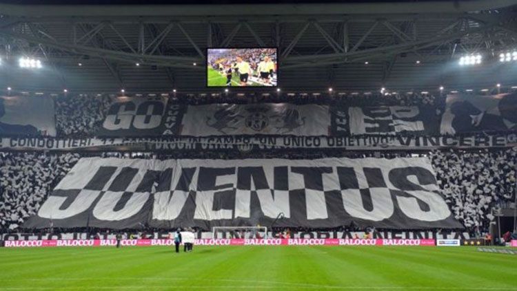 Tribun Selatan Juventus yang terkenal dengan penggemar garis keras. Copyright: © ESPN