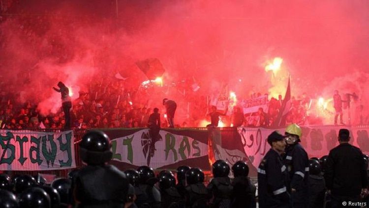 Ultras dari salah satu klub divisi tiga Liga Italia, Foggia Calcio, bakar stadion lawan pakai bom rakitan gara-gara kalah. Copyright: © Reuters