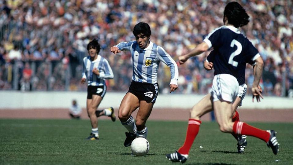 Tak hanya tenar akan kemampuan ciamiknya di atas lapangan, Diego Maradona juga terkenal akan aksi ikoniknya saat melakukan pemanasan bersama Napoli dulu. Copyright: © thenational