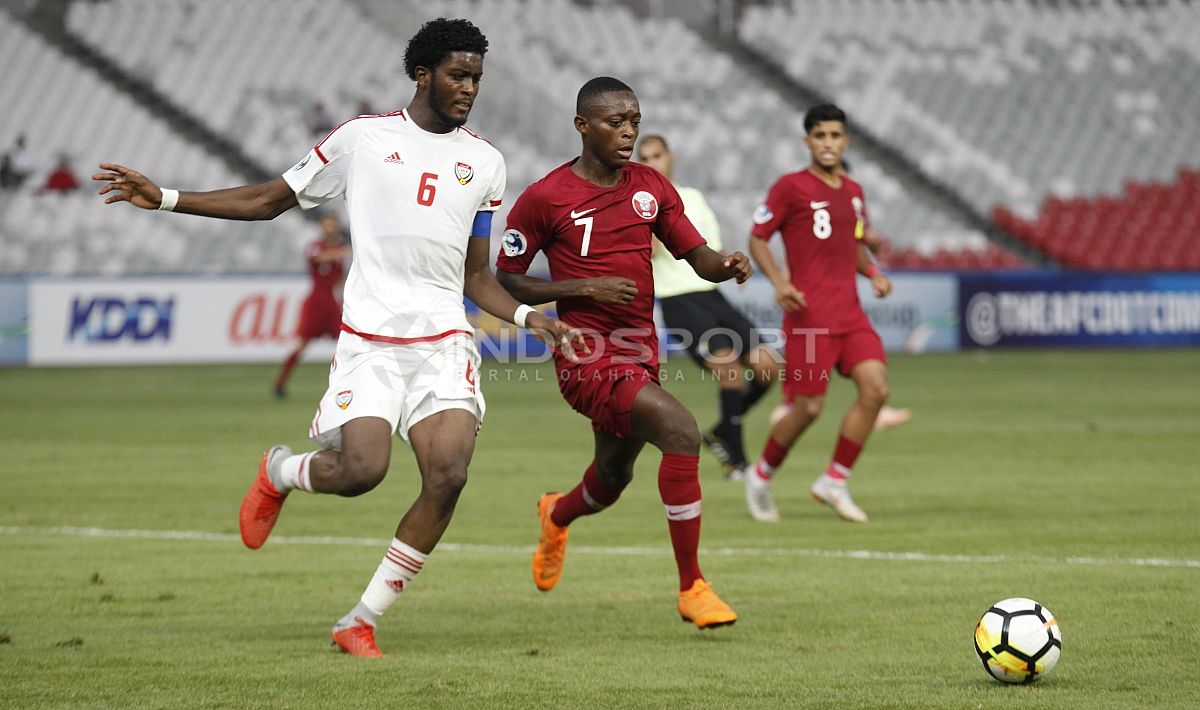 Qatar U-19 (Merah) vs UEA U-19 (Putih). Copyright: © Herry Ibrahim/Soicaumienbac.cc