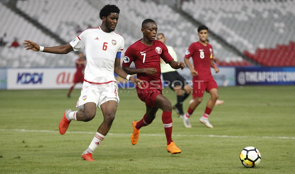 Qatar U-19 (Merah) vs UEA U-19 (Putih). Copyright: © Herry Ibrahim/Indosport.com