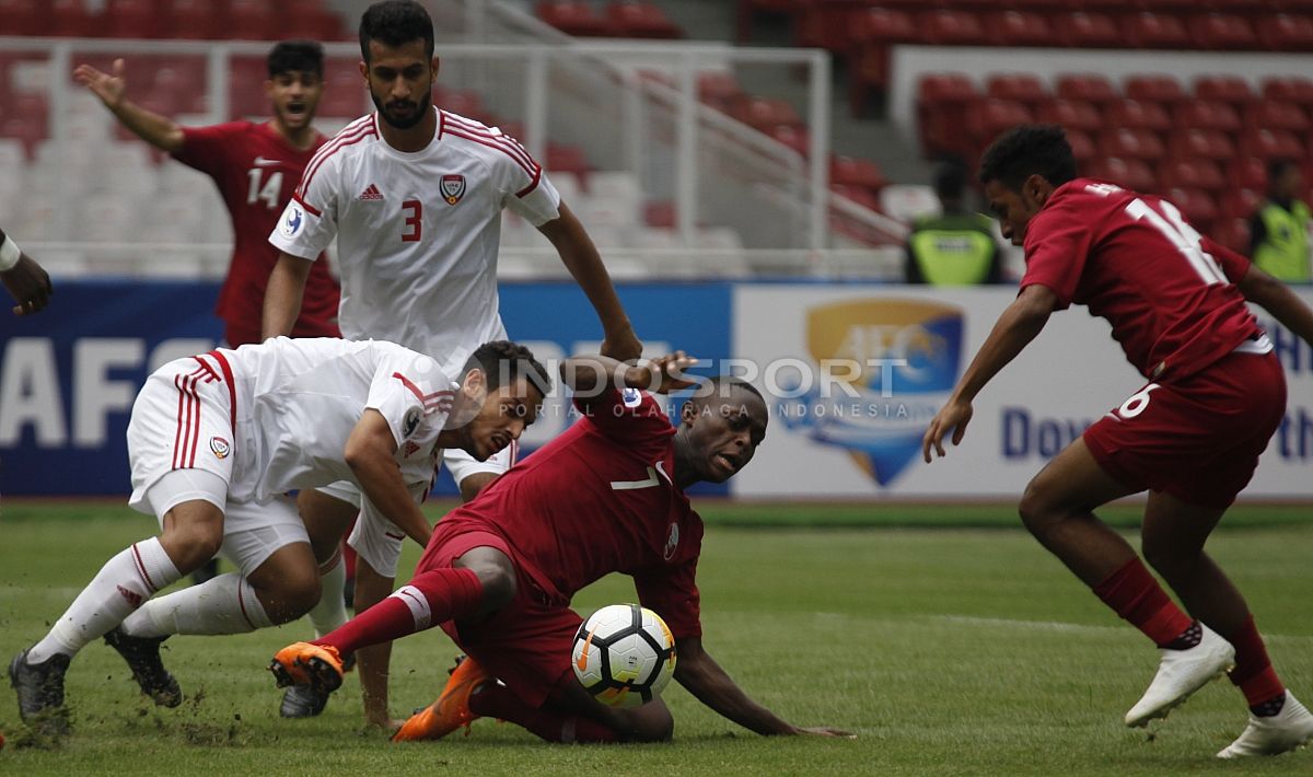 Qatar U-19 (Merah) vs UEA U-19 (Putih). Copyright: © Herry Ibrahim/Indosport.com