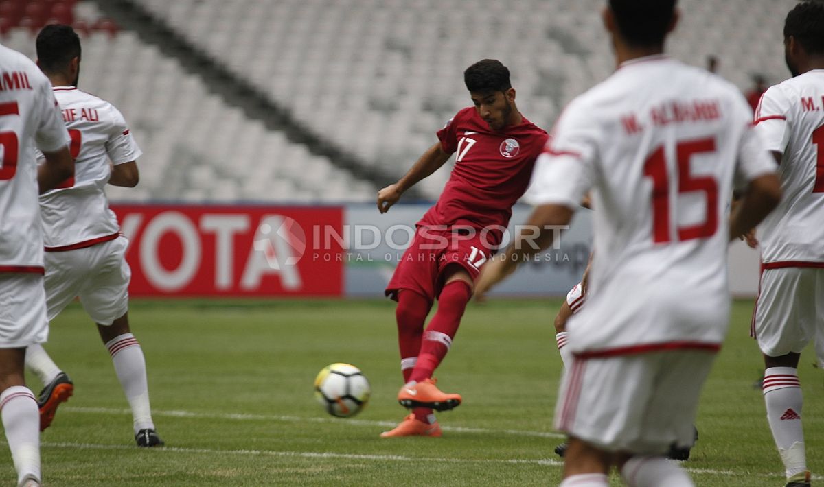 Qatar U-19 (Merah) vs UEA U-19 (Putih). Copyright: © Herry Ibrahim/Indosport.com