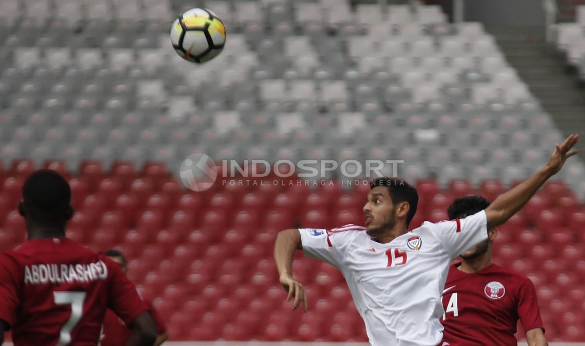 Qatar U-19 (Merah) vs UEA U-19 (Putih). Copyright: © Herry Ibrahim/Soicaumienbac.cc