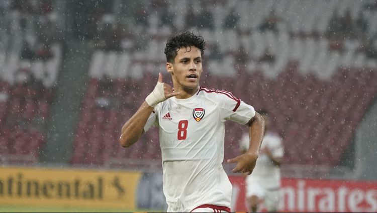 Ahmad Fawzi mencetak gol pertama bagi Uni Emirat Arab saat melawan Qatar. Copyright: © AFC