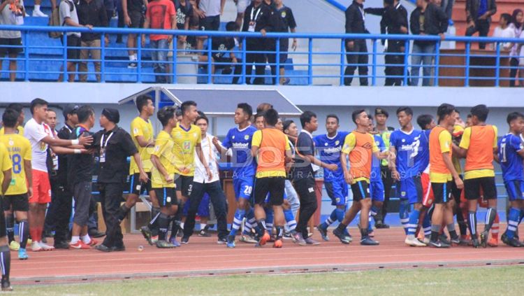 Laga Persib U-19 vs Barito Putera U-19 rusuh. Copyright: © Arif Rahman/INDOSPORT