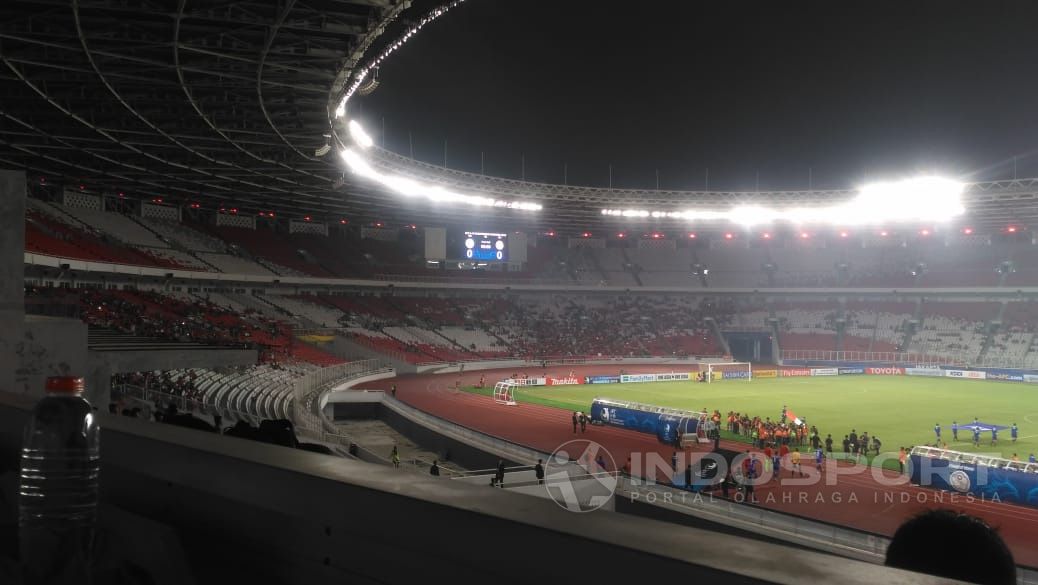 Suporter Timnas Indonesia di Stadion Gelora Bung Karno. Copyright: © Petrus Manus Da'Yerimon/Soicaumienbac.cc