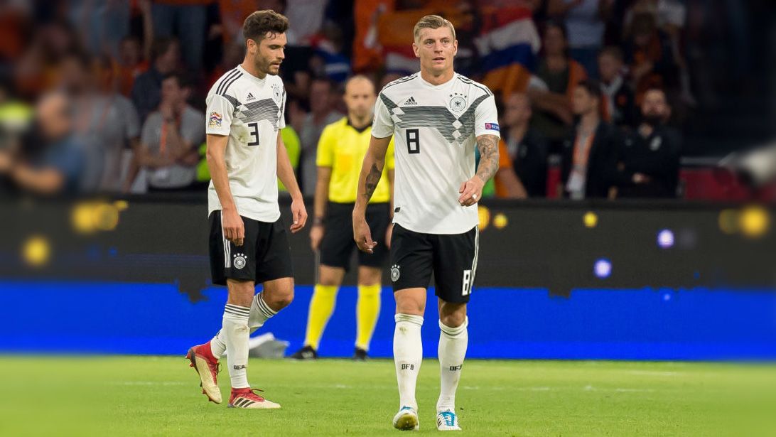 Jonas Hector dan Toni Kroos pemain sepakbola Jerman. Copyright: © Getty Images