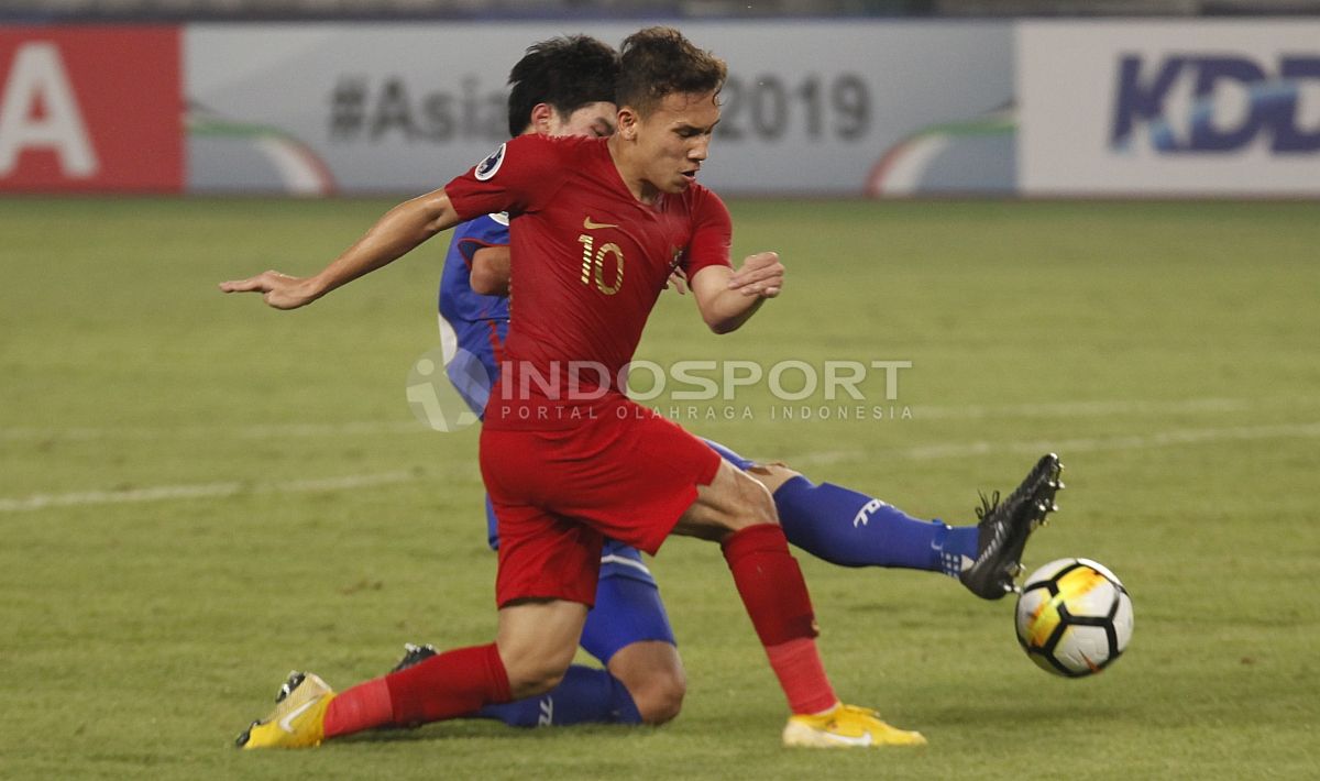 Egy Maualana Vikri mengeksekusi bola ke arah gawang Chinese Taipei. Copyright: © Herry Ibrahim/INDOSPORT