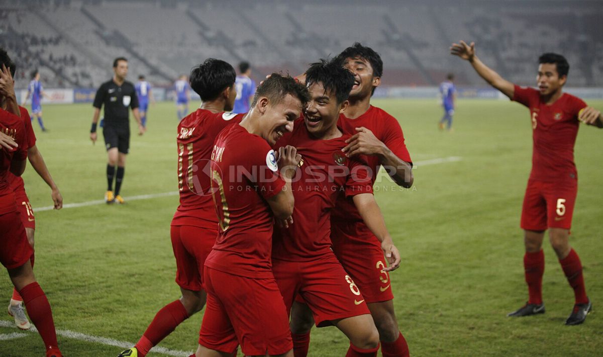 Selebrasi Egy Maulana Vikri dan Witan Sulaeman setelah membobol gawang Chinese Taipei. Copyright: © Herry Ibrahim/Indosport.com