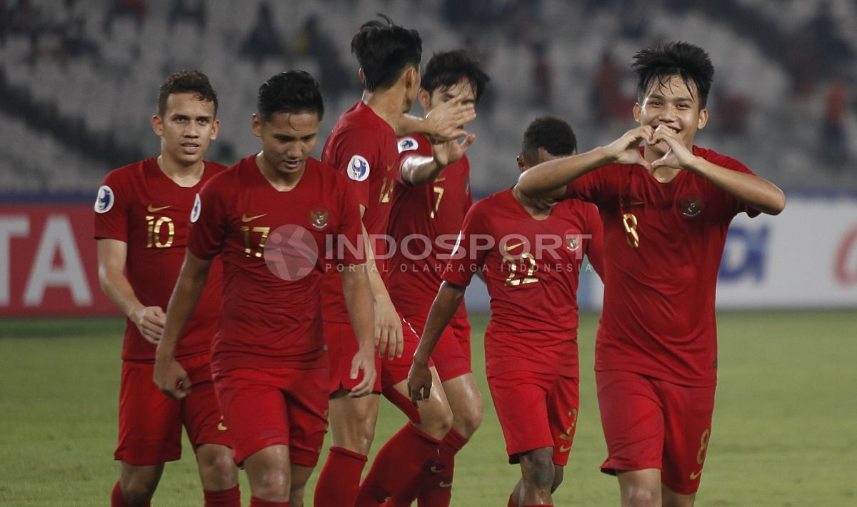 Selebrasi Witan Sulaiman (kanan) usai mencetak gol ketiga Timnas U-19 ke gawang China Taipe. Copyright: © Herry Ibrahim/INDOSPORT
