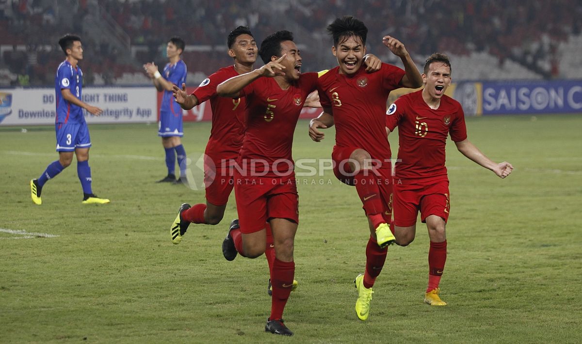 Witan Sulaiman bersama rekannya merayakan gol ketiga Timnas U-19. Copyright: © Herry Ibrahim/INDOSPORT