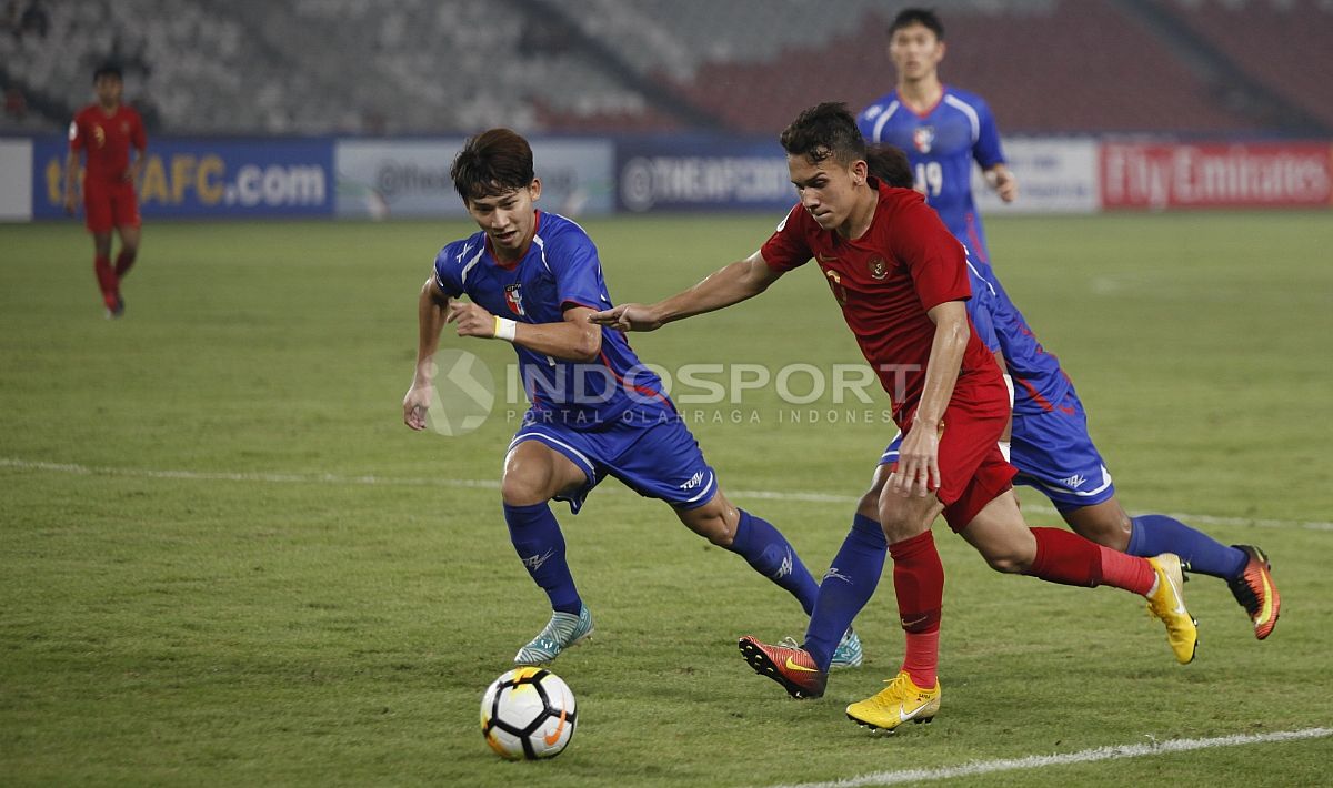 Aksi Egy Maulana Vikri melewati beberapa pemain Chines Taipei. Copyright: © Herry Ibrahim/INDOSPORT