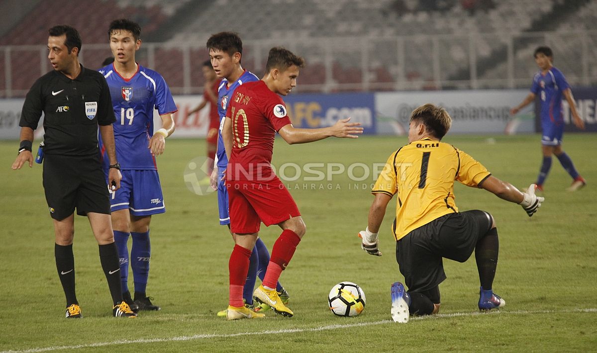 Egy Maulana Vikri saat hendak meminta maaf kepada kiper China Taipe atas pelanggaran yang dibuatnya. Copyright: © Herry Ibrahim/INDOSPORT