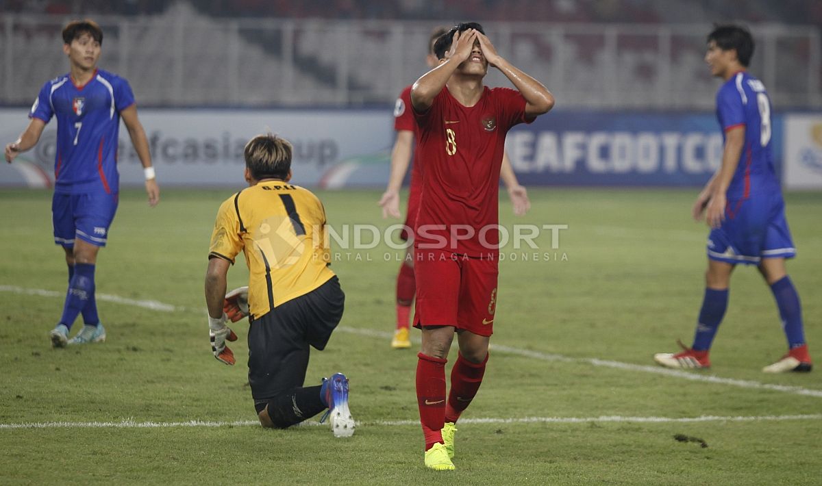 Kekecewaan Witan Sulaiman setelah gagal memanfaatkan peluang. Copyright: © Herry Ibrahim/INDOSPORT