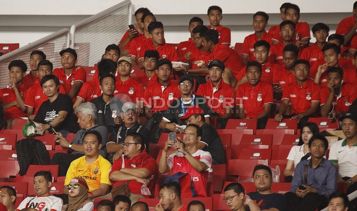 Para pemain Timnas Indonesia U-16 turut hadi di Stadion GBK menyaksikan perjuangan Timnas U-19 melawan China Taipei. Copyright: © Herry Ibrahim/INDOSPORT