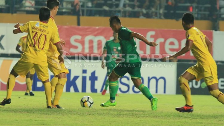 Antoni Nugroho saat mencoba keluar dari kawalan pemain Sriwijaya FC. Copyright: © Kesuma Ramadhan/INDOSPORT
