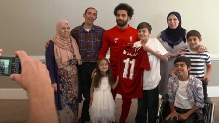 Salah saat bertemu dengan fansnya, ia juga kerap memberikan santunan kepada orang yang membutuhkan Copyright: &copy; Al-Jarida