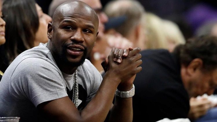 Floyd Mayweather akan melakukan comeback di atas ring tinju pada 2020 usai sempat memutuskan pensiun pada 2017 lalu. Copyright: © AP