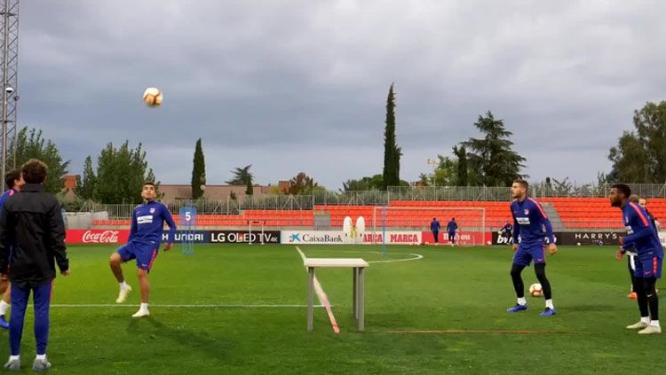 Para pemain atletico madrid memainkan football table saat latihan Copyright: © Marca