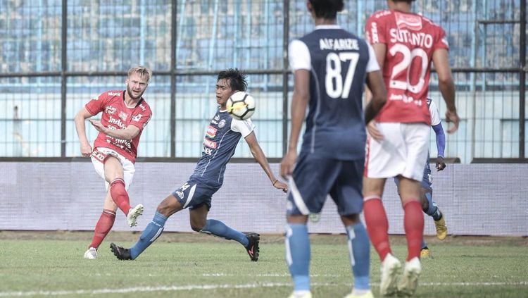 Arema FC berhasil menang dengan skor 2-0 atas Bali United di babak pertama. Copyright: © Arema berhasil menang dengan skor 2-0 atas Bali United di babak pertama