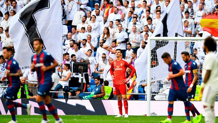 Ekspresi kesedihan para pemain Real Madrid saat tertinggal 0-2 dari Levante di babak pertama. Copyright: © Getty Images