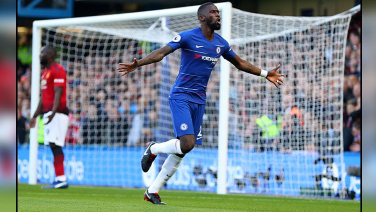 Selebrasi Antonio Rudiger saat berikan keunggulan untuk Chelsea atas Man United. Copyright: © Getty Images