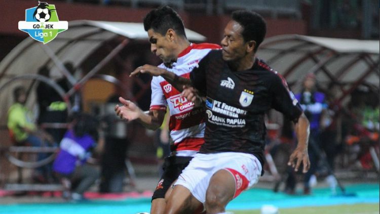 Madura United vs Persipura Jayapura Copyright: © Liga 1