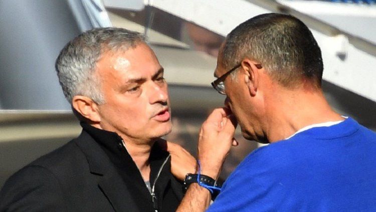 Jose Mourinho dan Maurizio Sarri seusai laga Chelsea vs Man United (20/10/18). Copyright: © Mirror