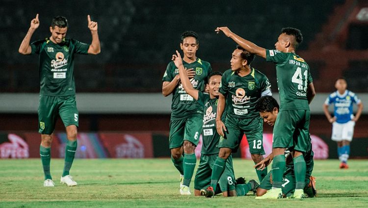 Selebrasi pemain Persebaya saat mencetak gol ke gawang Persib pada lanjutan laga Liga 1. Copyright: © Media Persebaya