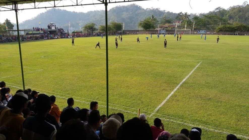 Lapangan Desa Plumbon, Tawangmangu, Jawa Tengah Copyright: © Brilio