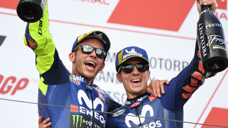 Bencana bagi Yamaha, Maverick Vinales dan Valentino Rossi harus mengalami insiden di Sirkuit Brno jelang MotoGP Ceko. Copyright: © Getty Images