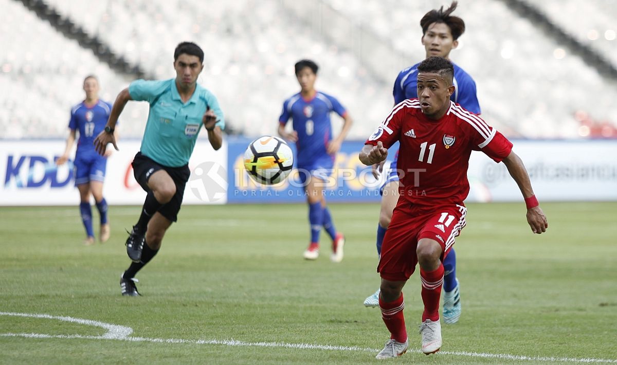 Aksi pemain Timnas UEA U-19, Rashed Salem Mubarak (tengah) memasuki pertahan China Taipe U-19. Copyright: &copy; Herry Ibrahim/Indosport.com