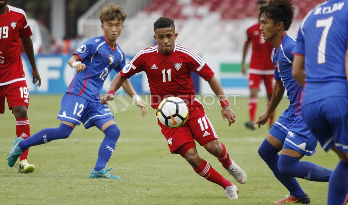 Aksi pemain Timnas UEA U-19, Rashed Salem Mubarak (tengah) meloloskan diri dari hadangam pemain China Taipe U-19. Copyright: © Herry Ibrahim/Indosport.com