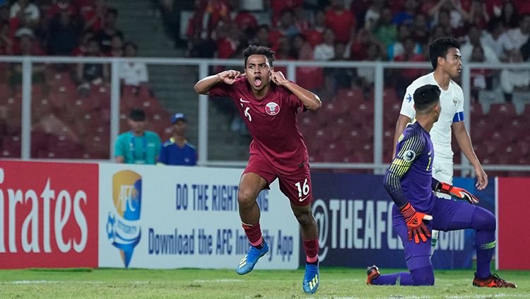 Pemain Qatar U-19 berselebrasi di depan ribuan penonton di Stadion GBK saat mencetak gol ke gawang Timnas Indonesia. Copyright: © AFC