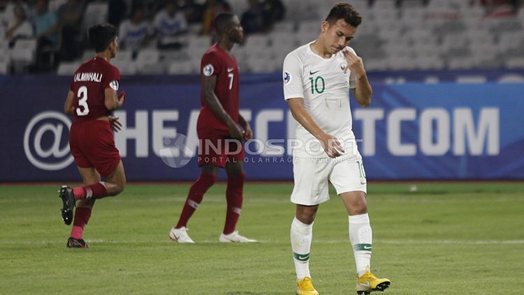 Egy Maulana Vikri menundukkan kepala saat Timnas Indonesia U-19 tertinggal dari Qatar U-19. Copyright: © Herry Ibrahim/INDOSPORT