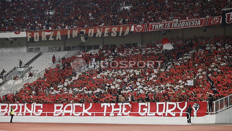 Penampakan suporter Timnas Indonesia saat berada di Stadion Gelora Bung Karno. Copyright: © Herry Ibrahim/INDOSPORT