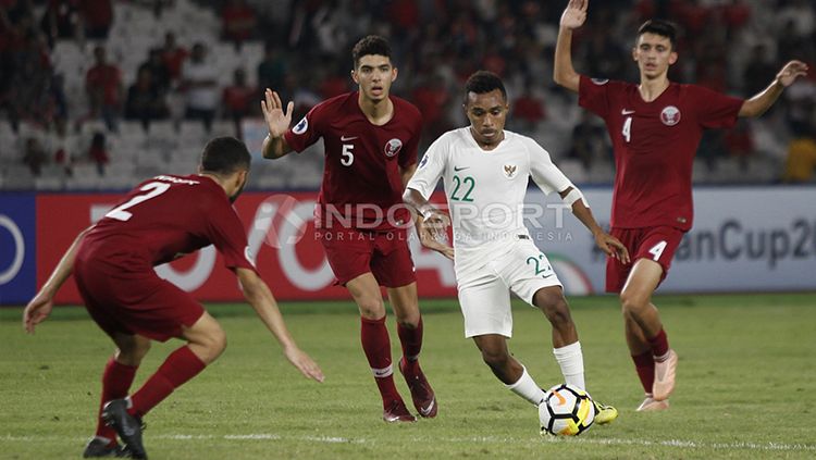 Todd Rivaldo Ferre di antara penjagaan para pemain Qatar U-19. Copyright: © Herry Ibrahim/INDOSPORT