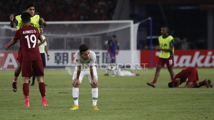 Egy Maulana Vikri menundukkan kepala saat Timnas Indonesia U-19 tertinggal dari Qatar U-19. Copyright: © Herry Ibrahim/INDOSPORT