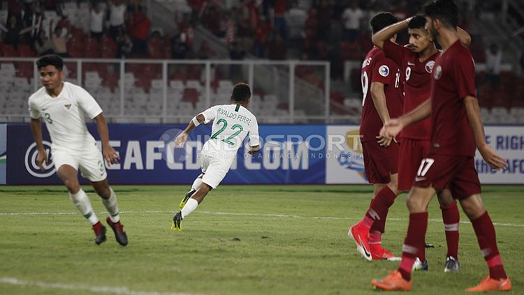 Todd Rivaldo Ferre saat berselebrasi usai mencetak gol ke gawang Qatar U-19. Copyright: © Herry Ibrahim/INDOSPORT