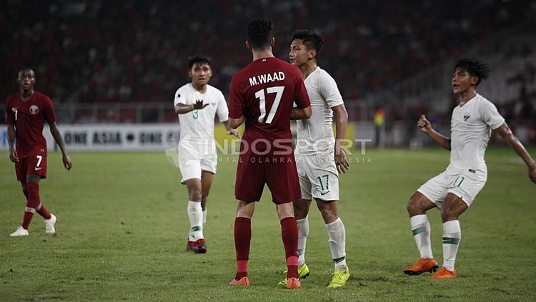 Syahrian Abimanyu sempat bersitegang dengan pemain Qatar U-19. Copyright: &copy; Herry Ibrahim/INDOSPORT