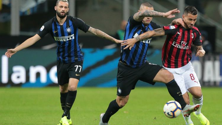 Suso mendapat pengawalan ketat dari Radja Nainggolan di laga Inter Milan vs AC Milan Copyright: © Getty Images