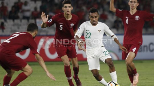 Todd Rivaldo Ferre dikepung oleh para pemain Qatar. Copyright: © INDOSPORT/Herry Ibrahim