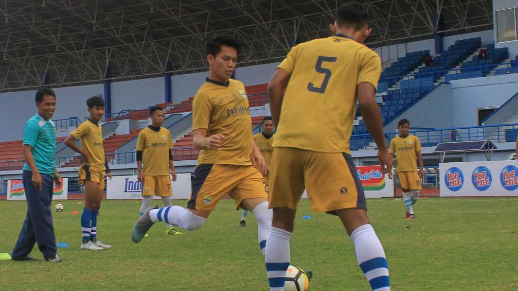 Puja Abdillah, Airlangga dan M. Wildan Ramdhani  dalam latihan bersama tim Junior Persib Copyright: © persib